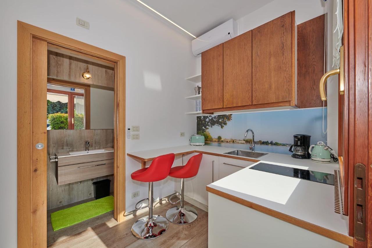 Front Lake Studio With Loft Bed And Pool Bardolino Kültér fotó