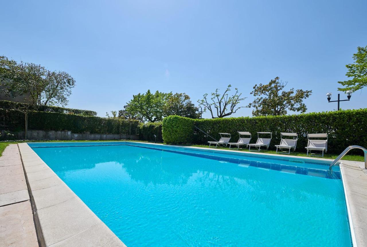 Front Lake Studio With Loft Bed And Pool Bardolino Kültér fotó