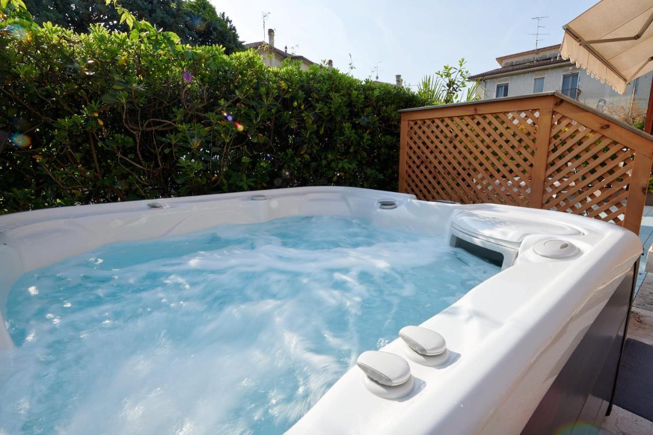 Front Lake Studio With Loft Bed And Pool Bardolino Kültér fotó